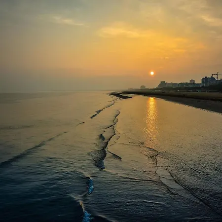 شقة In Our Beachside Flat *